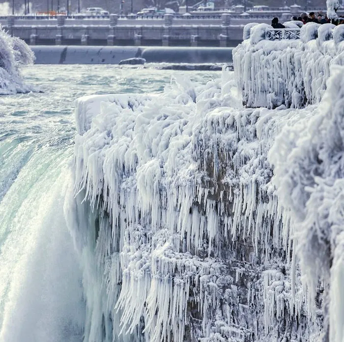 Hace tanto frío en EEUU que se han congelado las cataratas del Niágara, y parece Narnia
