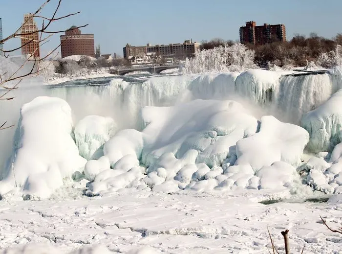 It's So Cold In North America That Niagara Falls Is Frozen, And It Looks Like Something From Narnia