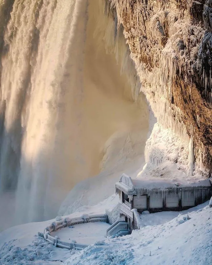 Hace tanto frío en EEUU que se han congelado las cataratas del Niágara, y parece Narnia
