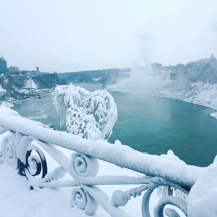 Hace tanto frío en EEUU que se han congelado las cataratas del Niágara, y parece Narnia