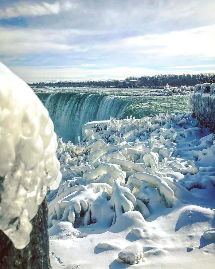Hace tanto frío en EEUU que se han congelado las cataratas del Niágara, y parece Narnia