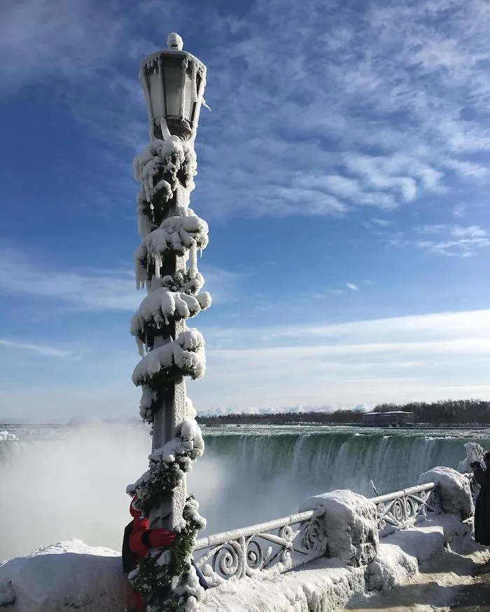 Hace tanto frío en EEUU que se han congelado las cataratas del Niágara, y parece Narnia