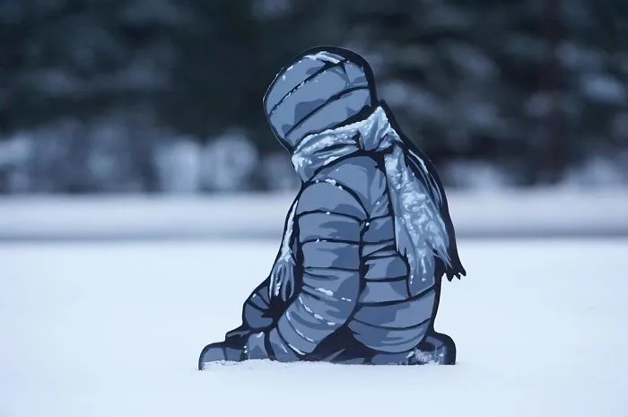 Artist Leaves Tiny Wooden Figures Around The City For People To Find