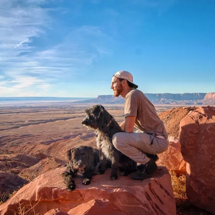 Este hombre encontró 2 cachorros abandonados en medio del desierto y se los llevó a un viaje épico