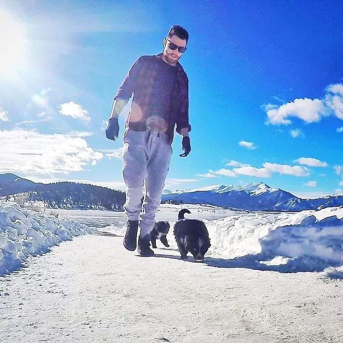 Este hombre encontró 2 cachorros abandonados en medio del desierto y se los llevó a un viaje épico