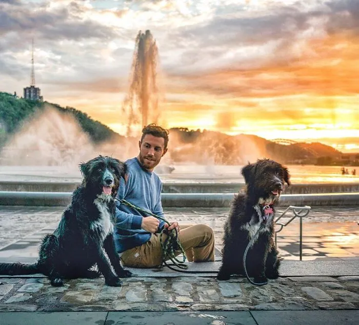 Este hombre encontró 2 cachorros abandonados en medio del desierto y se los llevó a un viaje épico