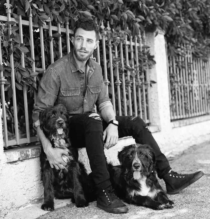 Este hombre encontró 2 cachorros abandonados en medio del desierto y se los llevó a un viaje épico