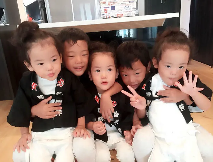 Japanese Mom Captures Her Life With Her Twins And Triplets And It's Just Too Adorable