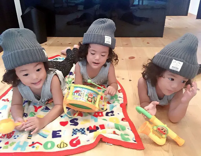Japanese Mom Captures Her Life With Her Twins And Triplets And It's Just Too Adorable