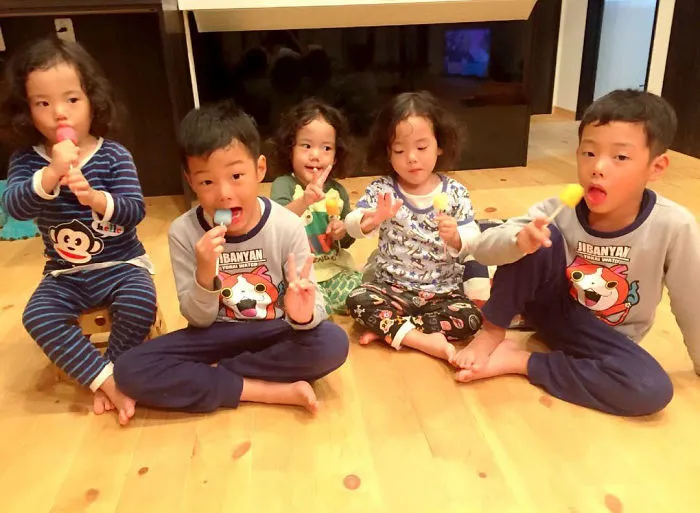 Japanese Mom Captures Her Life With Her Twins And Triplets And It's Just Too Adorable