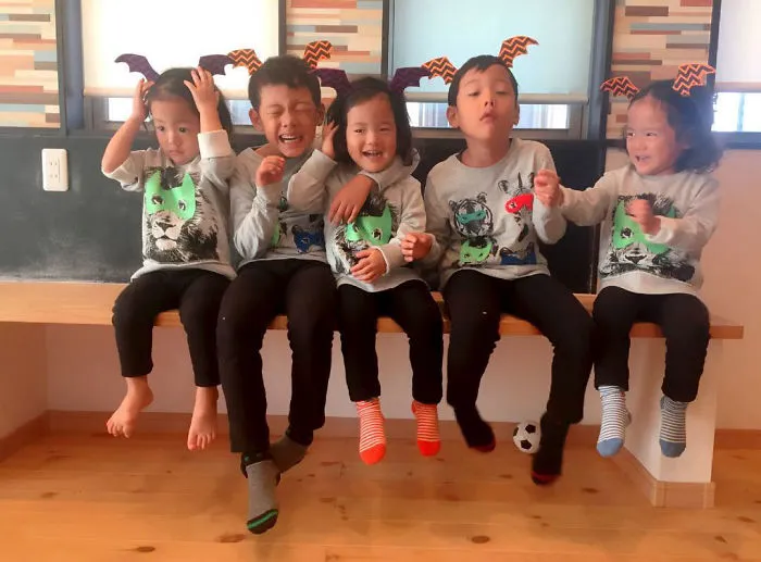Japanese Mom Captures Her Life With Her Twins And Triplets And It's Just Too Adorable