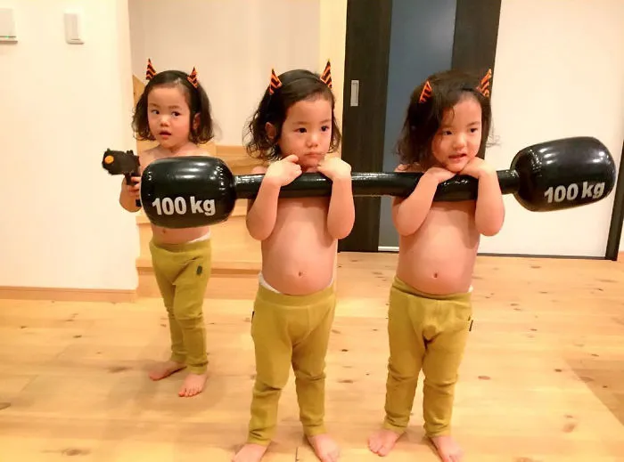Japanese Mom Captures Her Life With Her Twins And Triplets And It's Just Too Adorable