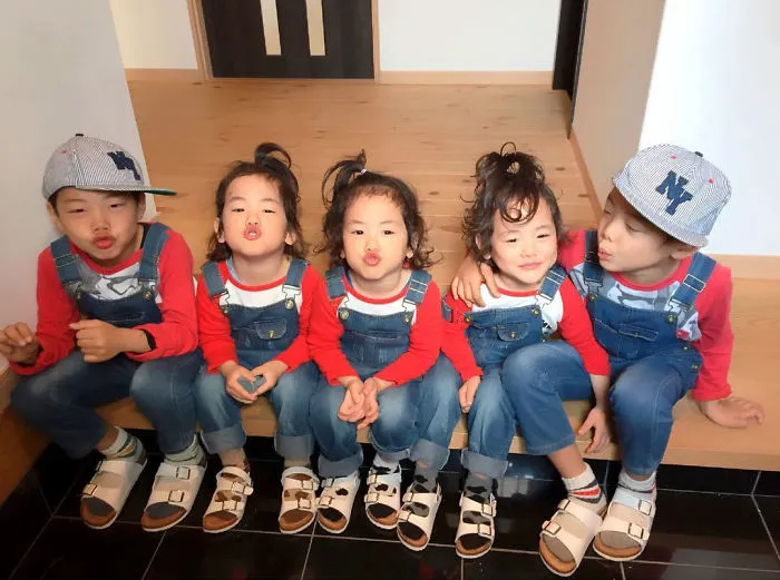 Japanese Mom Captures Her Life With Her Twins And Triplets And It's Just Too Adorable
