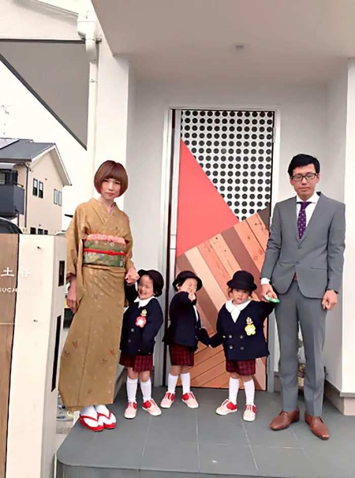 Japanese Mom Captures Her Life With Her Twins And Triplets And It's Just Too Adorable