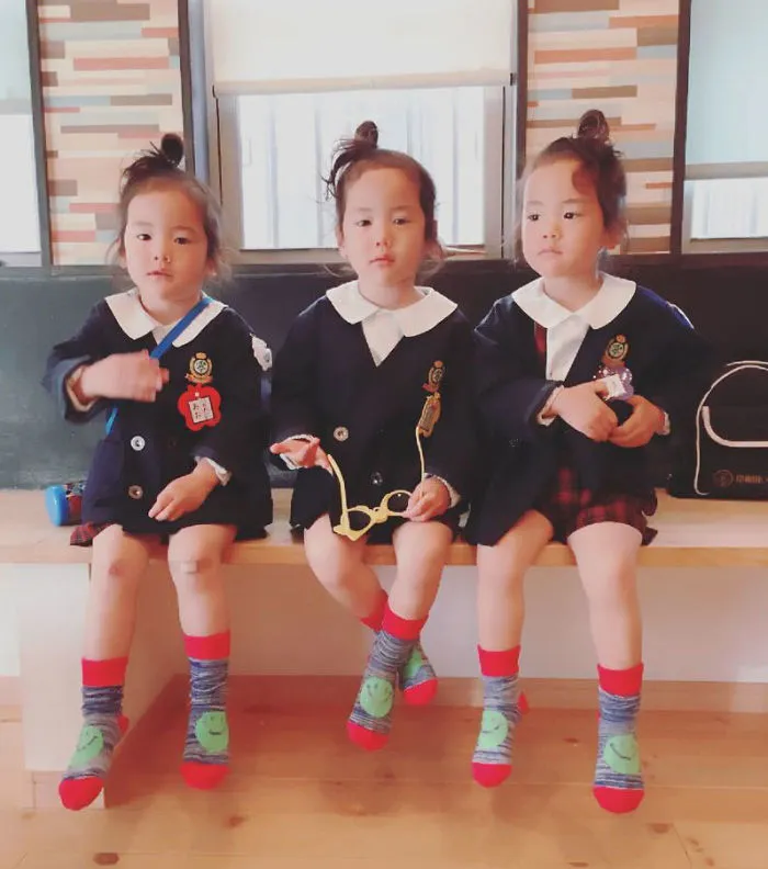 Japanese Mom Captures Her Life With Her Twins And Triplets And It's Just Too Adorable