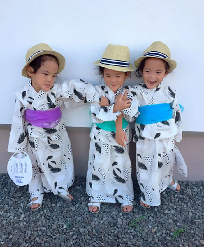 Japanese Mom Captures Her Life With Her Twins And Triplets And It's Just Too Adorable