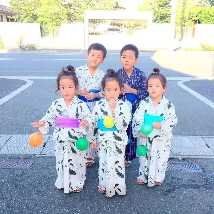 Japanese Mom Captures Her Life With Her Twins And Triplets And It's Just Too Adorable
