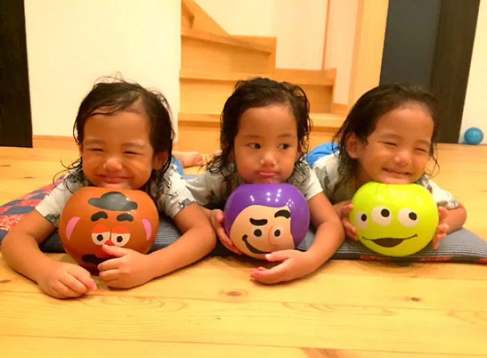 Japanese Mom Captures Her Life With Her Twins And Triplets And It's Just Too Adorable