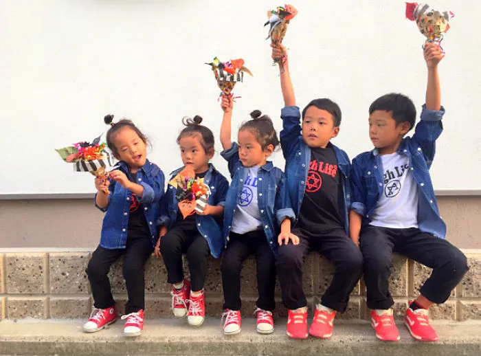 Japanese Mom Captures Her Life With Her Twins And Triplets And It's Just Too Adorable