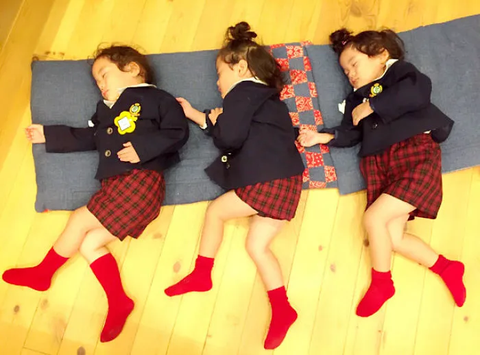 Japanese Mom Captures Her Life With Her Twins And Triplets And It's Just Too Adorable