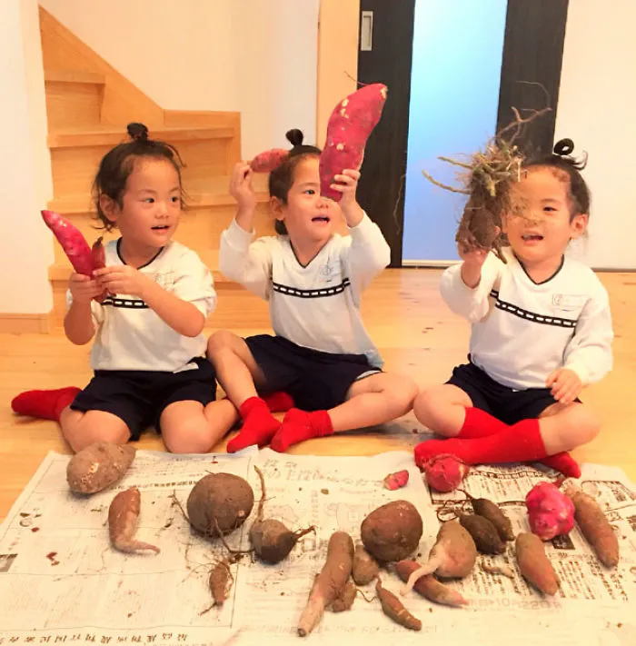 Japanese Mom Captures Her Life With Her Twins And Triplets And It's Just Too Adorable