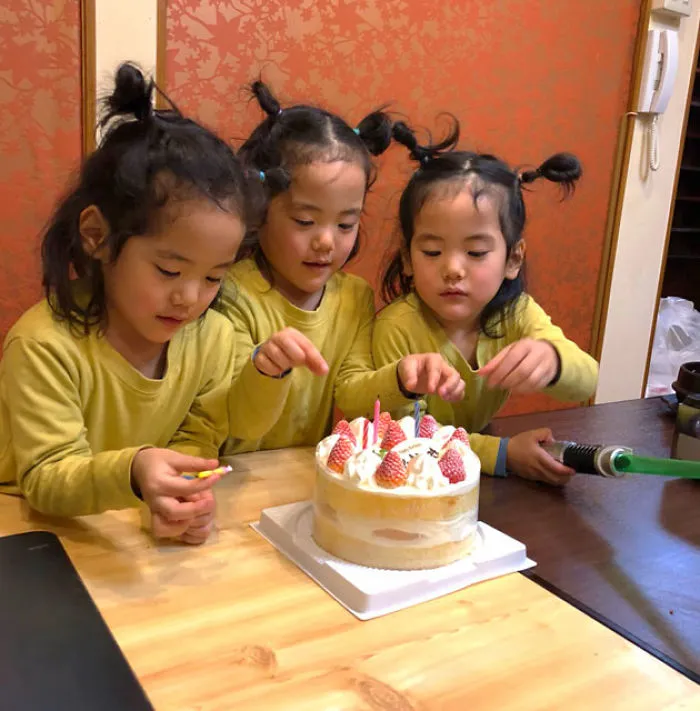 Japanese Mom Captures Her Life With Her Twins And Triplets And It's Just Too Adorable