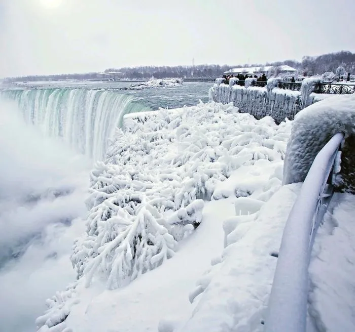 Hace tanto frío en EEUU que se han congelado las cataratas del Niágara, y parece Narnia