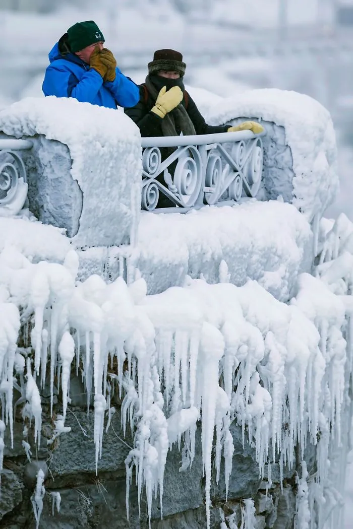 Hace tanto frío en EEUU que se han congelado las cataratas del Niágara, y parece Narnia
