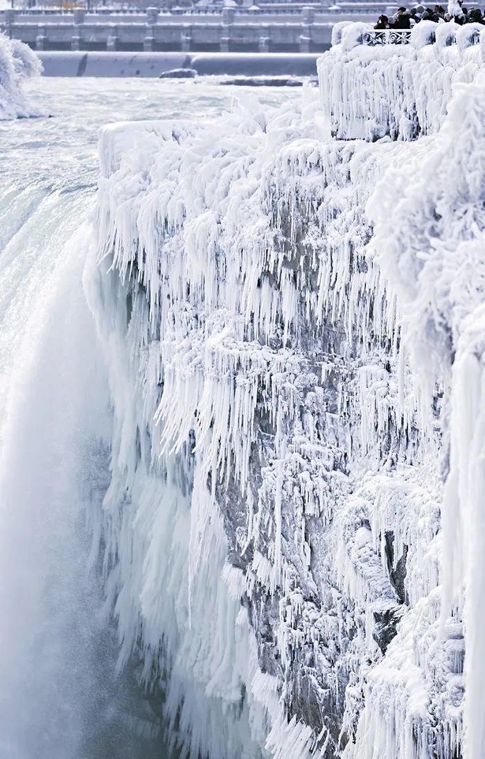 Hace tanto frío en EEUU que se han congelado las cataratas del Niágara, y parece Narnia