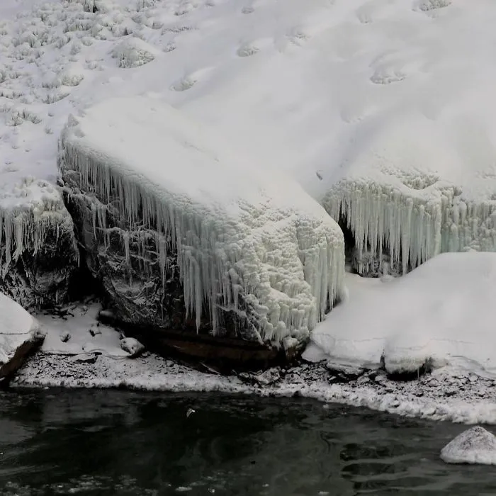 Hace tanto frío en EEUU que se han congelado las cataratas del Niágara, y parece Narnia