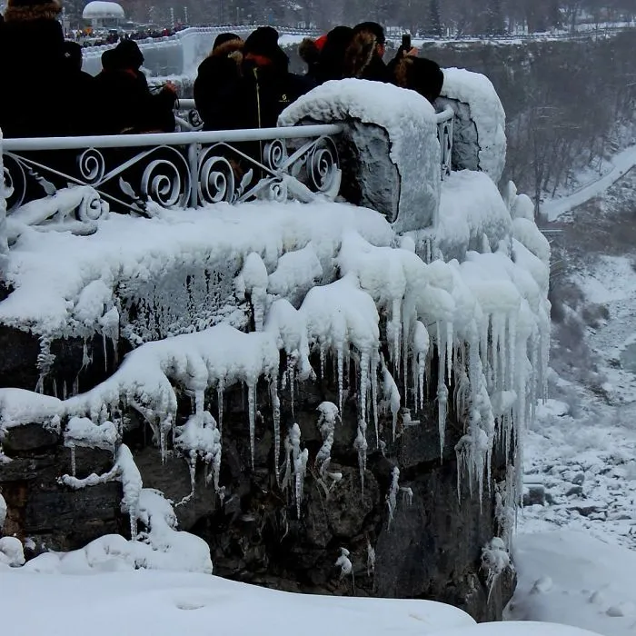 Hace tanto frío en EEUU que se han congelado las cataratas del Niágara, y parece Narnia