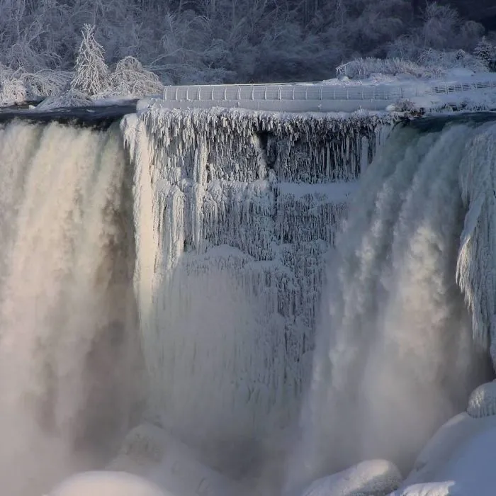 Hace tanto frío en EEUU que se han congelado las cataratas del Niágara, y parece Narnia