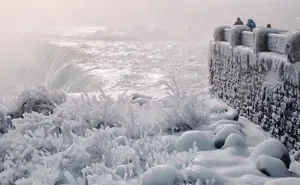It's So Cold In North America That Niagara Falls Is Frozen, And It Looks Like Something From Narnia