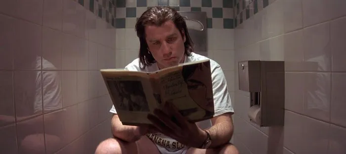 En Pulp Fiction, Vincent Vega está todo el rato en el retrete. Uno de los efectos secundarios del abuso de la heroína es el estreñimiento