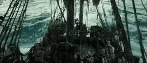 Davy Jones usa los tentáculos para agarrarse el sombrero cuando se meten bajo el agua