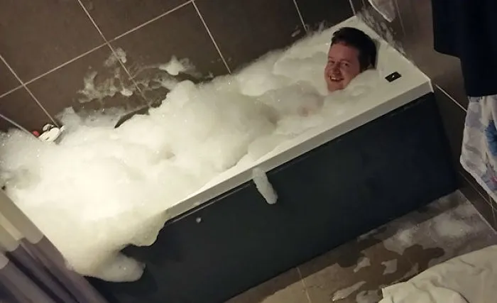 Escuché a mi novio reirse él solo en el baño