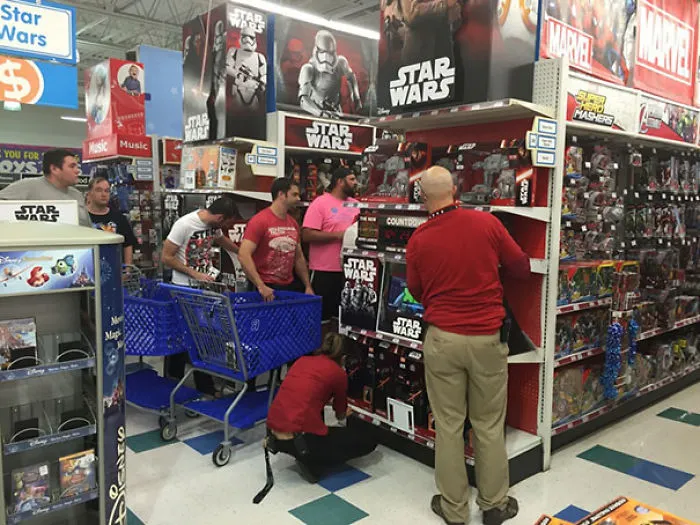 Mira todos estos niños comprando juguetes