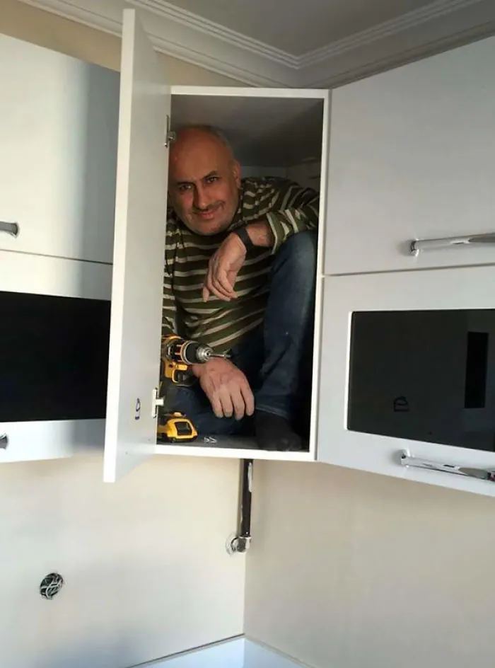 Este constructor se ha metido en la alacena que ha montado para demostrar su solidez