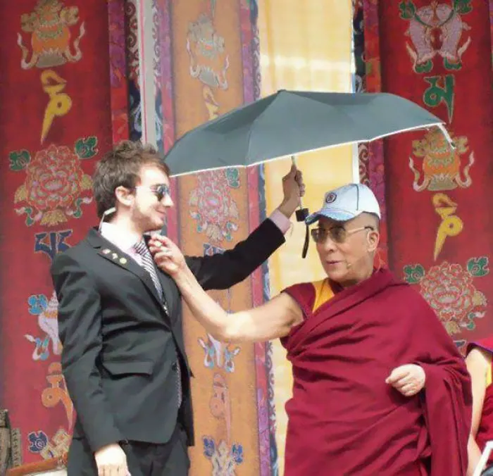 Mi amigo me dijo que era guardaespaldas del Dalai Lama, no le creí hasta que compartió esta foto