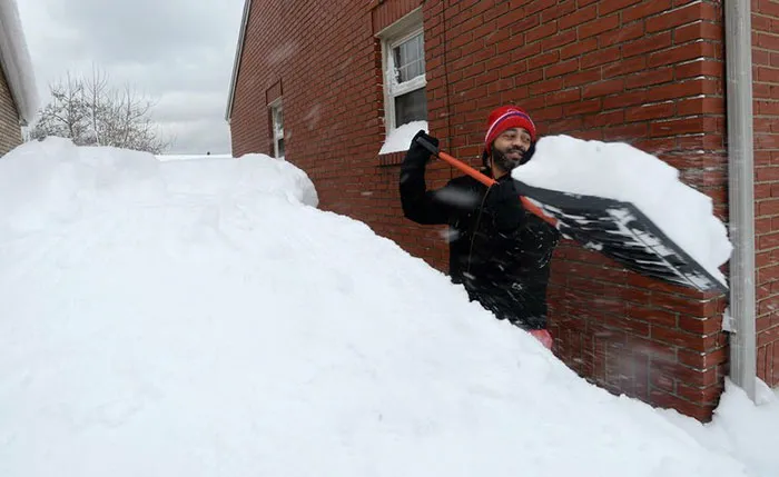 Sacando su coche de debajo de 86 cms de nieve