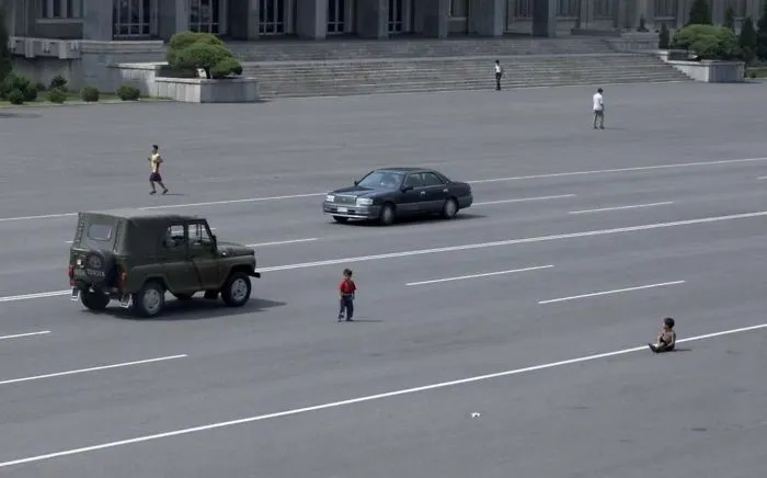 Cada vez hay más coches, pero la plebe aún se está acostumbrando a verlos. Los niños aún juegan en medio de la carretera