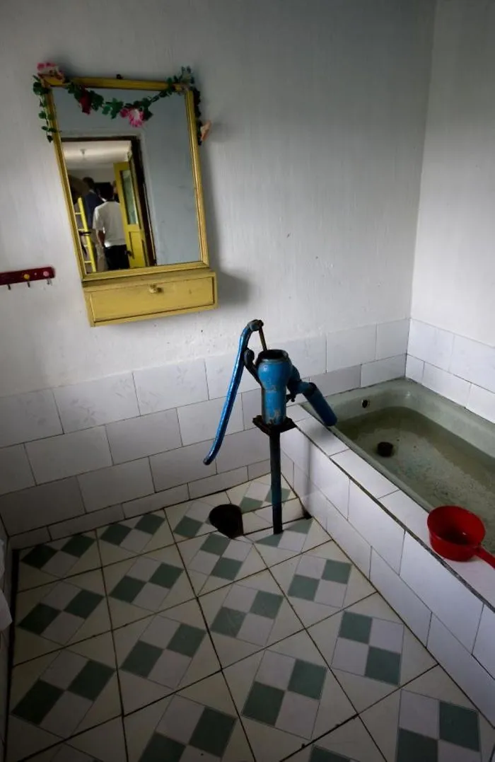 Casa rural. Tienen que usar la bañera como cisterna