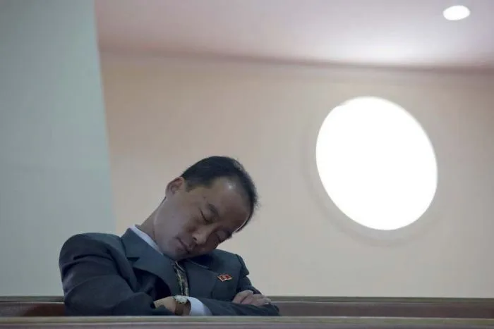 En una iglesia cristiana, este oficial se estaba echando una siesta