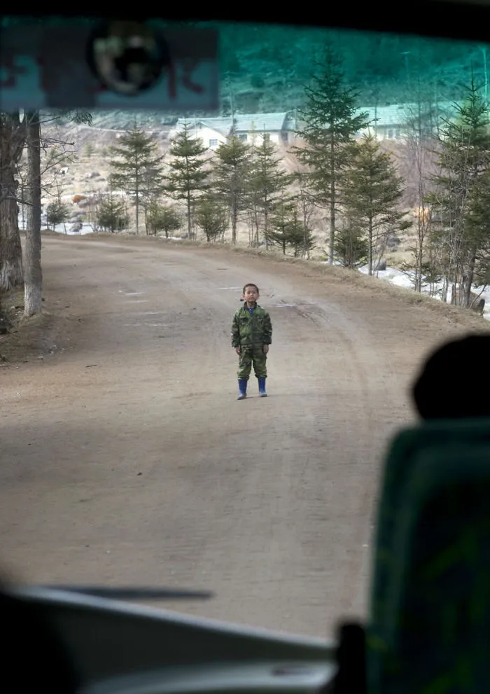 Raro ejemplo de niño indisciplinado. El autobús iba camino a Samijyon y este niño se puso en medio de la carretera