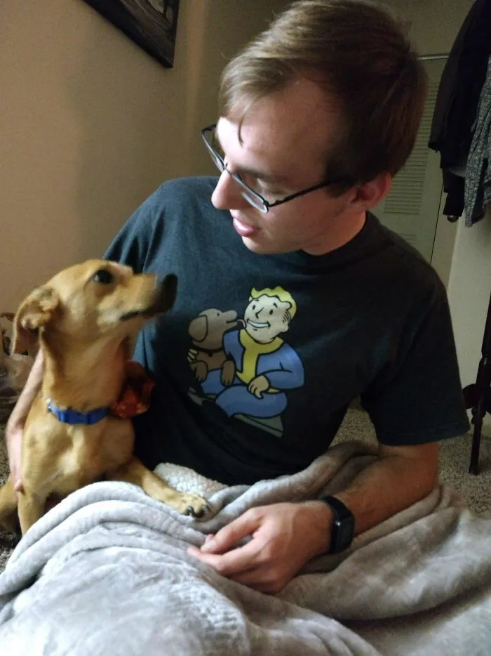 Mi perro y yo imitando el dibujo de la camiseta