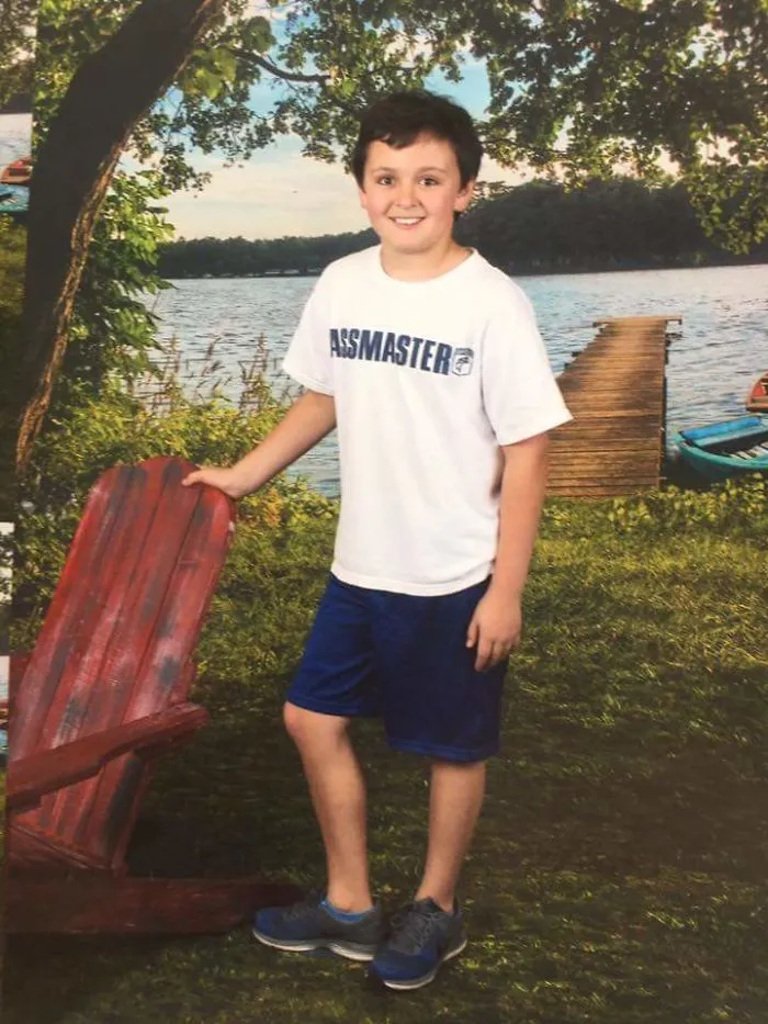 Friend On Facebook Sent Their Kid To School On Picture Day With The Wrong Shirt