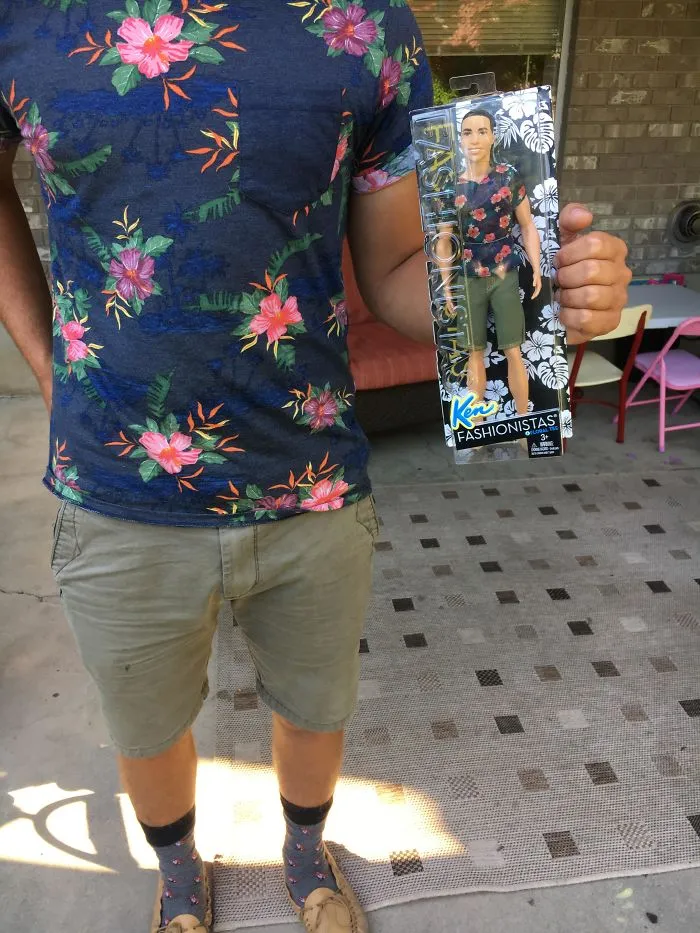 Mi hermano se puso accidentalmente la misma camiseta que el regalo que le trajo a mi hija
