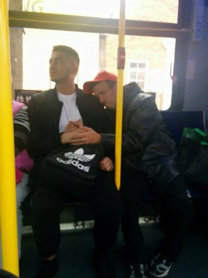 Este hombre con necesidades especiales necesitaba una mano y este desconocido se la dió en el autobús, en Canadá