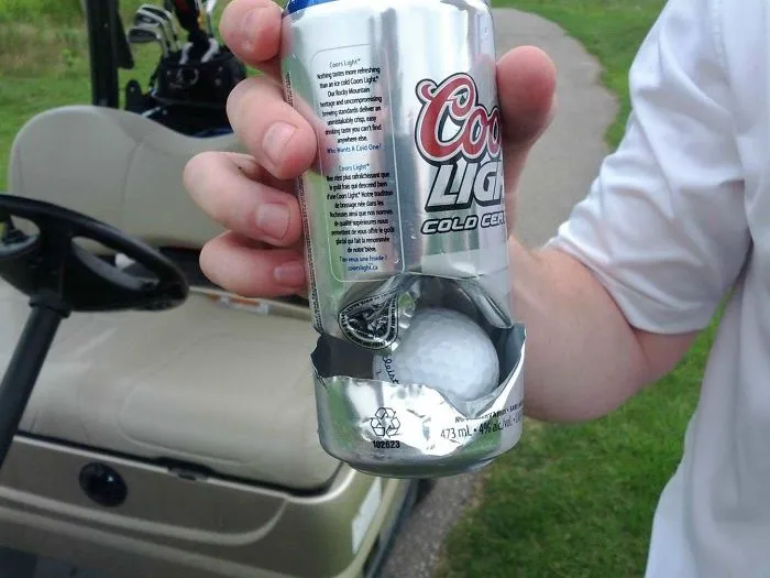 Estaba bebiendo la cerveza cuando la bola de golf dio de lleno. Mejor ahí que en su cara