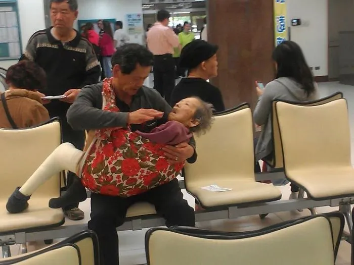 Hijo cuidando de su madre anciana